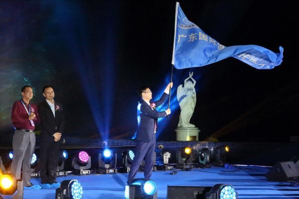 東莞塘廈三正半山溫泉酒店總經(jīng)理盛小超接過承辦會(huì)旗